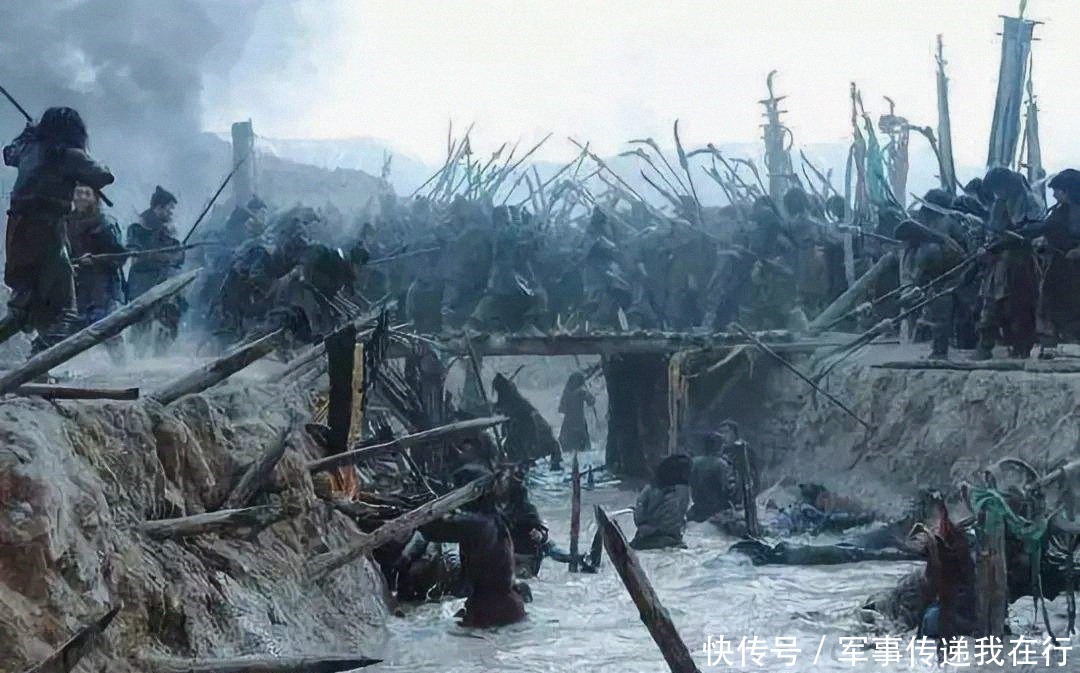 战士|战场上,战士们为什么宁愿被俘也不敢躺下装死,其实原因很简单