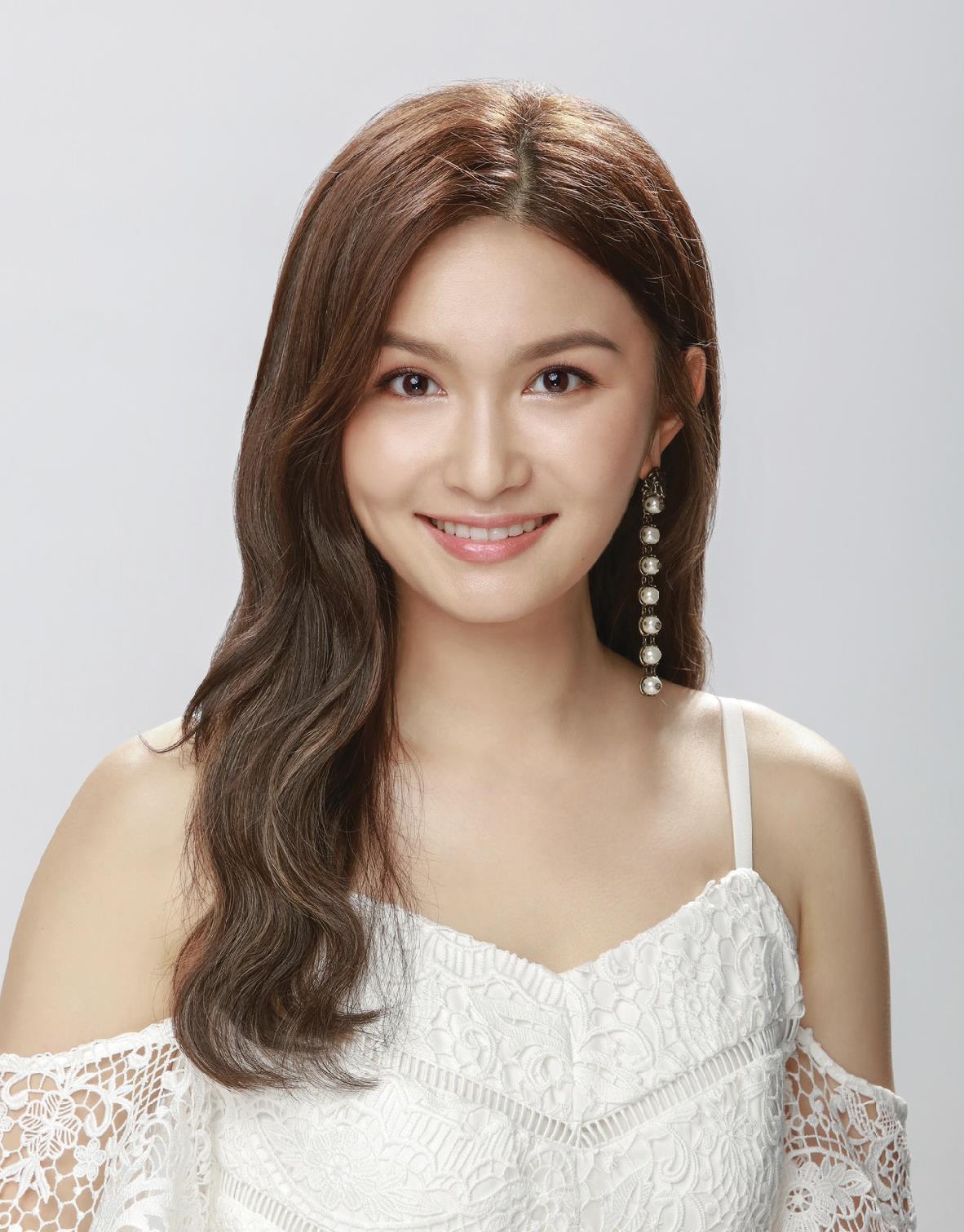 曾志伟|2021港姐选举12强出炉，关礼杰26岁女儿晋级，父女同台演出很温馨