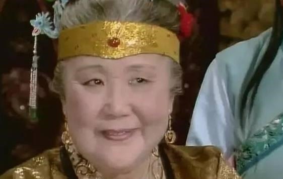 贾母!难怪只有晴雯会补雀金裘, 你看她的后台是谁!