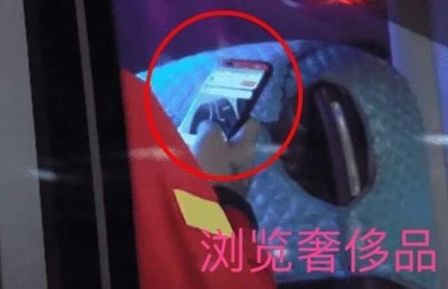吴曦|国足包机回国写照:球员笑声不断,教练亲切握手,氛围像赢球一样