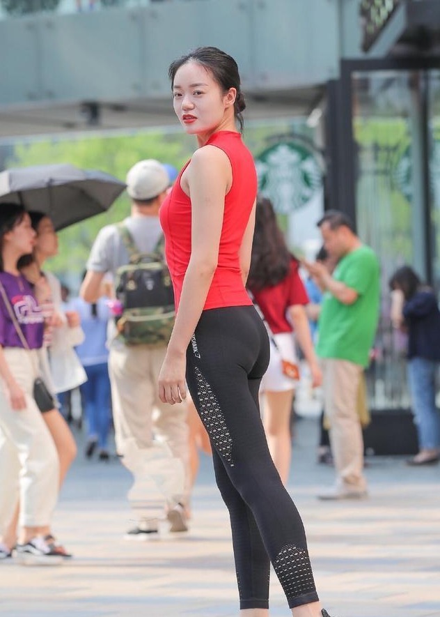 高挑|爱运动的女孩子最好看,搭配黑红健身服,身材高挑迷人