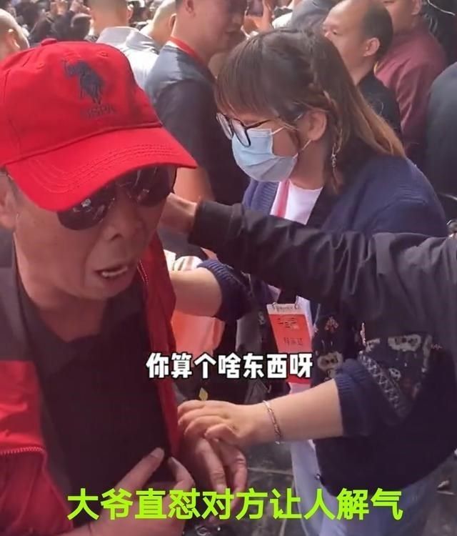 河南郑州：某明星少林寺参观却限制游客进寺，大爷怒怼：他是个啥