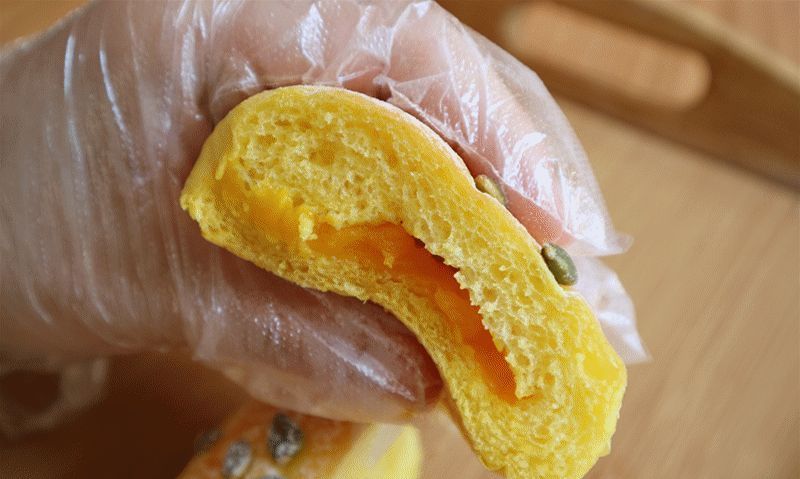 酵母粉|1块南瓜，2个鸡蛋，这样做面包，不用烤箱不用蒸，金黄又蓬松暄软
