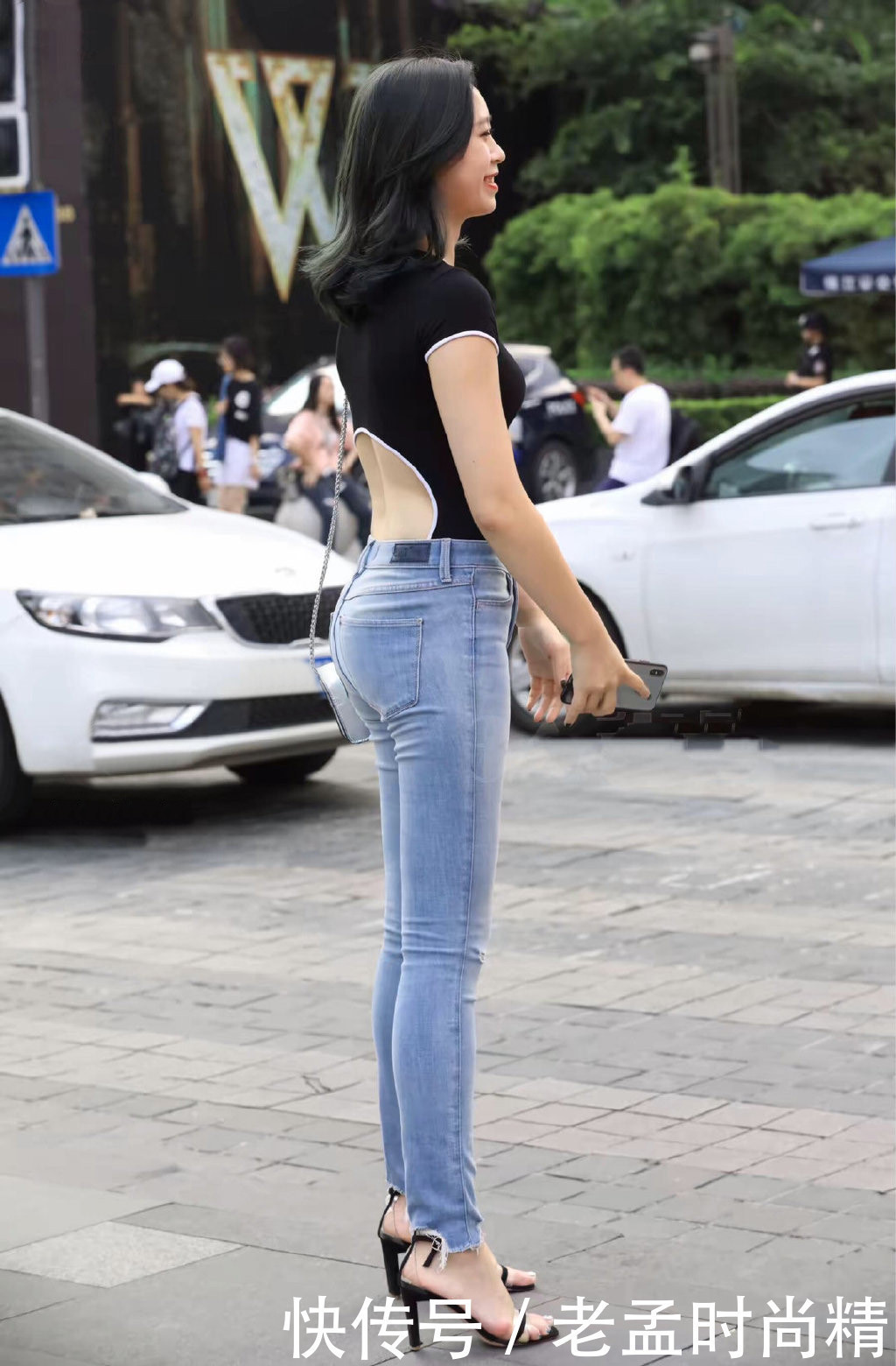 小姐姐|破洞牛仔裤休闲个性,搭配款式时髦洋气的T恤,造型想不靓丽都难