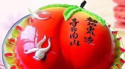 财主母亲大寿出一上联“天增日月妈增寿”,下联对出惹人捧腹