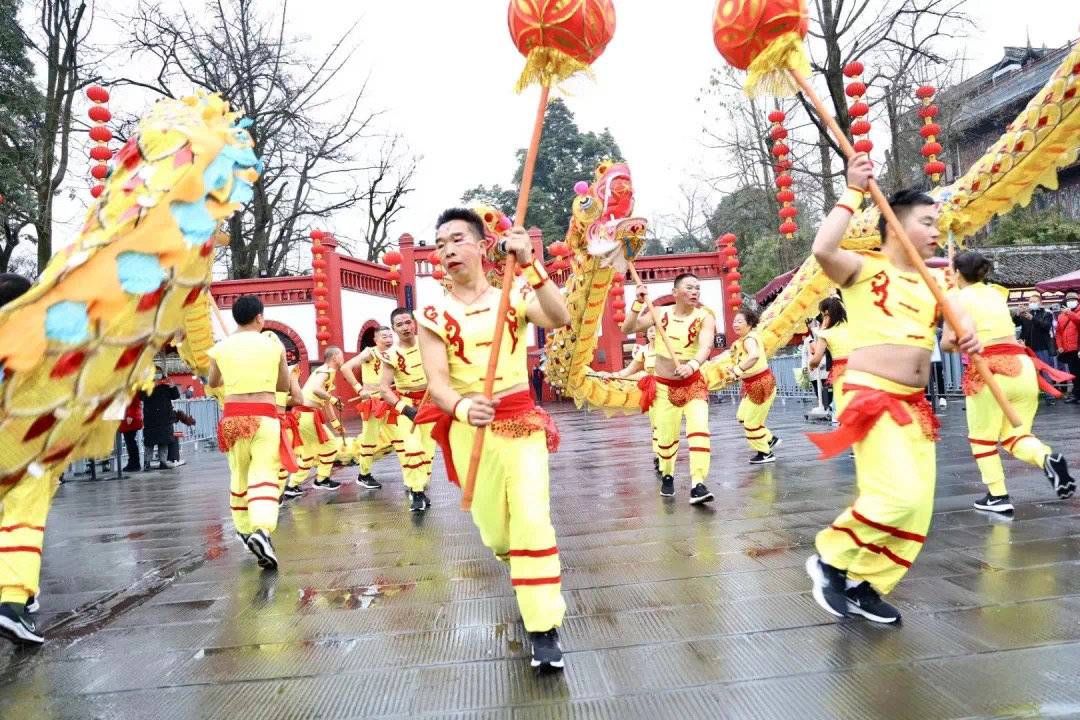 游客|冰雪运动火热 春节假期前三天成都A级旅游景区接待游客163.4万人次 l 冬游四川上封面