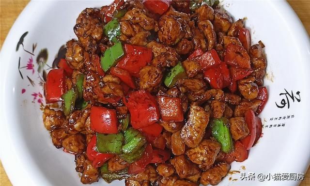 下饭|教你在家做酱爆鸡丁，口感滑嫩不柴酱香浓郁味道咸香，特别下饭