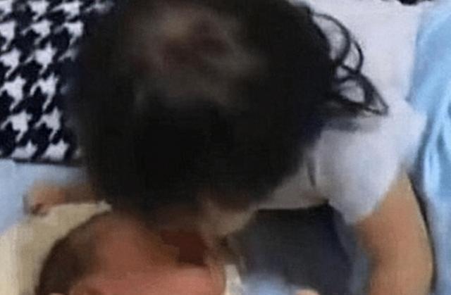 养育|2岁姐姐被3个月大弟弟吵醒,发现妈妈不在后,姐姐的举动让人泪目