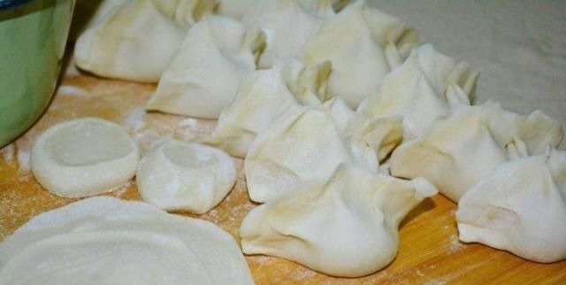 饺子包好后，直接放冰箱就“坏”了，这么做，饺子不开裂不粘连