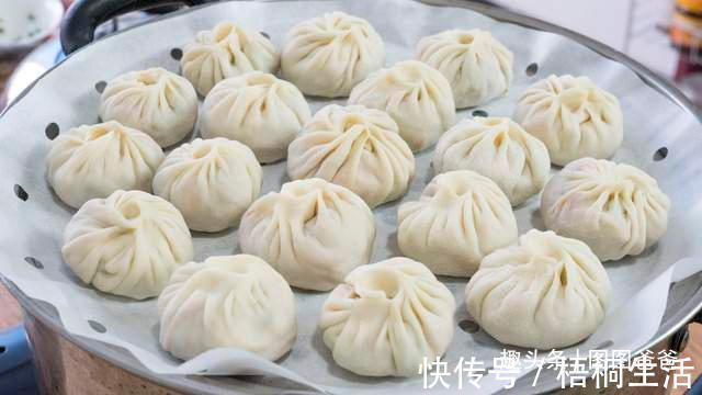 搅拌均匀|早餐别吃包子馒头了，1块钱饺子皮，5种巧用，美味解馋，孩子最爱