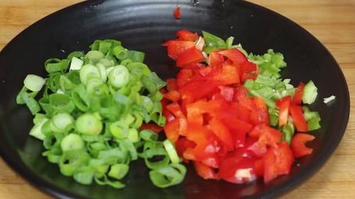 番茄|1把金针菇,2个西红柿,锅里一扔,老保姆拿手绝活,全家抢着吃