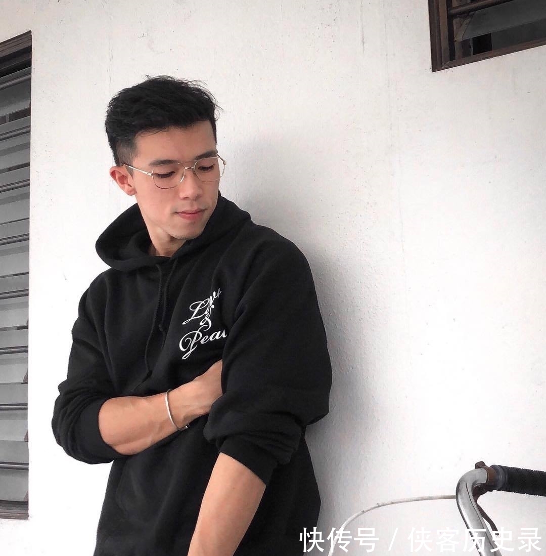 肌肉|爱健身的小鲜肉练就一身精壮的肌肉，立体的人鱼线宛如刀刻！