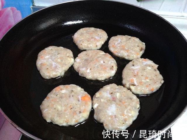丸子|教你做“香煎龙利鱼饼”:口感酥脆,浓香的味道,大人孩子都爱吃