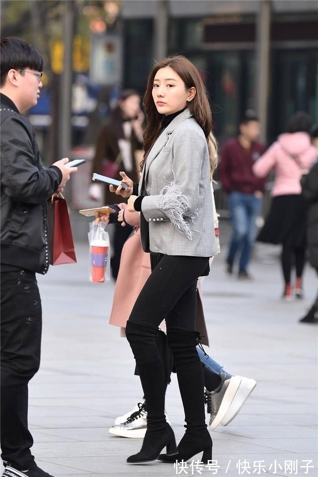 西服 黑色紧身裤搭配黑色粗跟过膝长靴，浅灰色西服，混搭也可以很精致