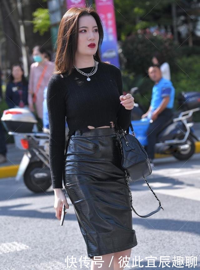 30+女性与皮裙相撞,营造出精致的贵妇感,时尚减龄提高气质