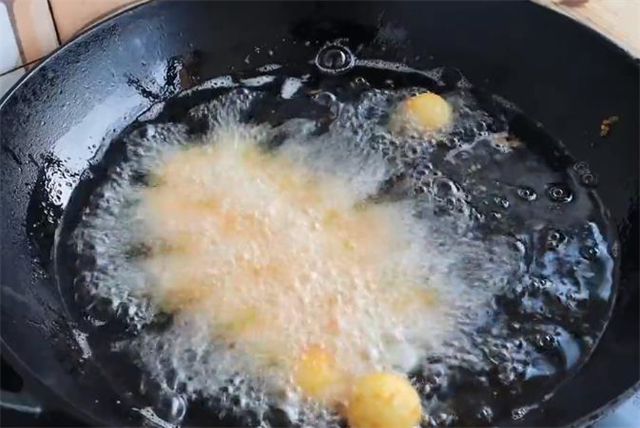 一日三餐|土豆丸子怎么做好吃？原来做法诀窍如此简单，一做一大盘不够吃