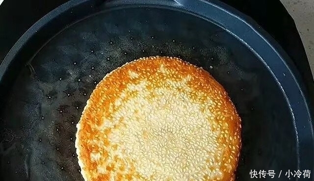 美味|一碗芝麻,3个红薯,教你做喷香美味的芝麻饼,比饼店卖的还好吃