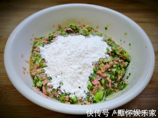 鲜香|秋天，我常用这菜做早餐饼，5分钟出锅，鲜香软嫩，儿子最爱吃