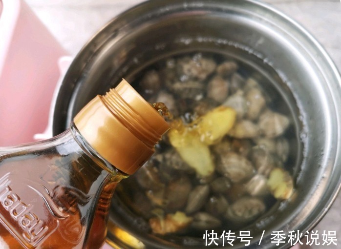 炒花甲，万万不要直接炒！大厨多做1步，吐沙快又净，香辣入味