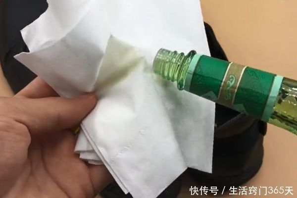 白醋 在鞋子里面撒上一把“它”,不管多臭的鞋子,分分钟去除臭味!
