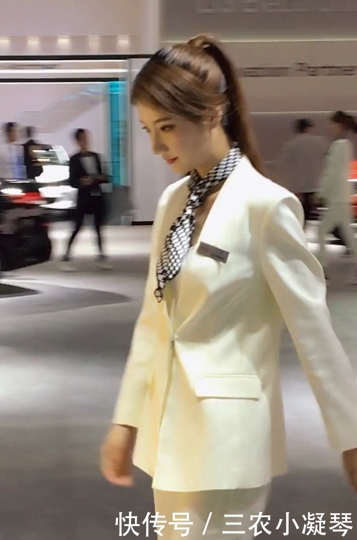 职业装|卖车的高冷美女,穿上职业装,干练又不失优雅