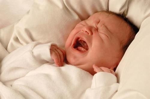 圆圆|为什么新生儿抱着睡得香，放下就醒呢？这三大原因，宝妈要知晓！