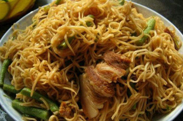 翻炒均匀|挂面别再煮着吃了,加点白菜五花肉上锅一焖,面条劲道入味特好吃