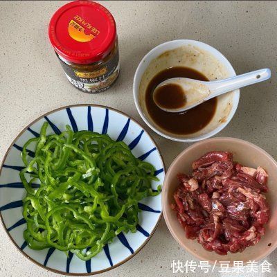 懒人必备这道黑椒牛肉炒青椒，简单几步，十分钟就上桌