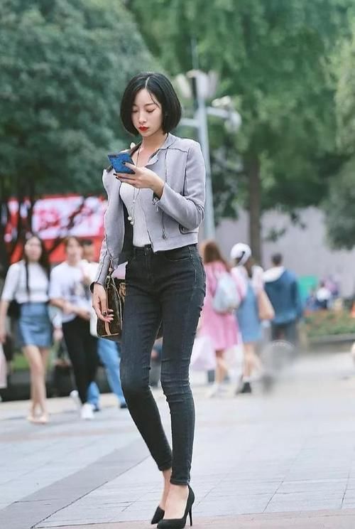 红色格子花纹的吊带连衣裙，非常复古时尚，美丽动人