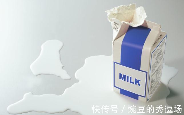 鲜牛奶|奶粉和牛奶哪个营养更好?老年人想补钙,应该怎么选?