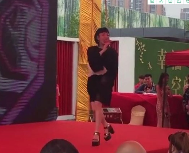 她曾是好声音里的顶流,却在爆火后销声匿迹,沦落到在小县城卖力商演