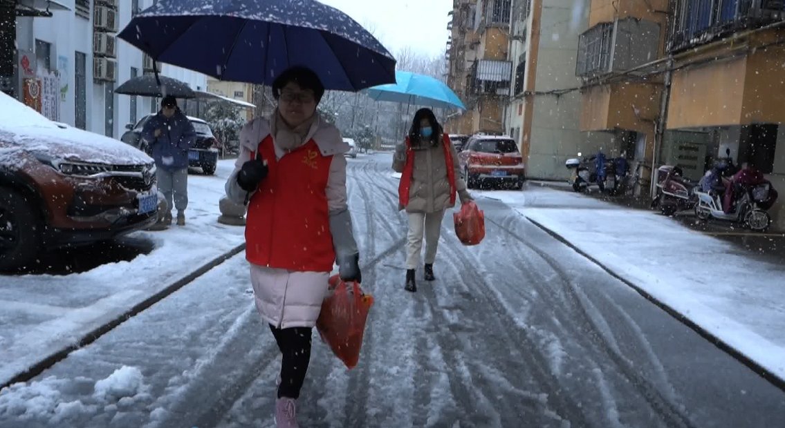 北门社区|大雪来袭长兴志愿者送菜上门　化身雪地“一抹红”温暖特殊人群