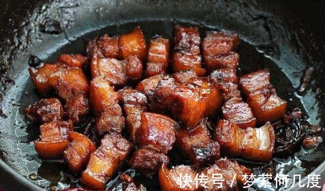 红亮|炒糖色时，马上下锅炒就大错特错了，多加这1步，糖色红亮不糊锅