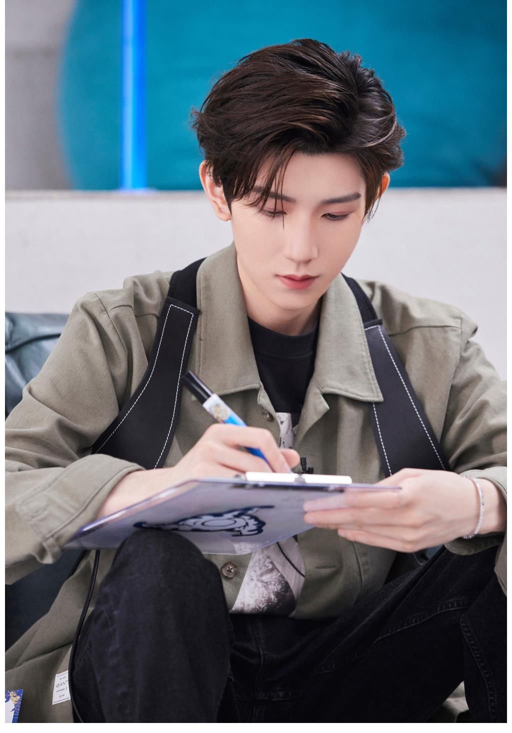 选手|王源《明日创作计划》耐心帮助选手,变反矫情达人态度超man