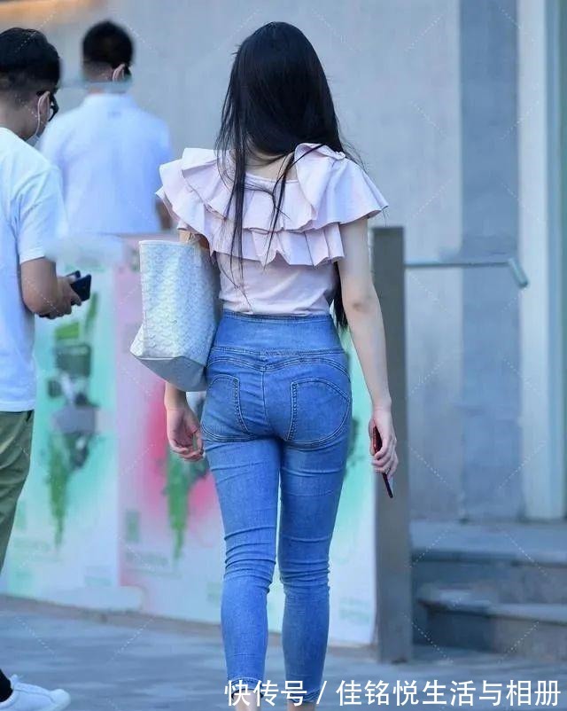 高腰 时尚大花领上衣搭配蓝色高腰牛仔裤,身材高挑小姐姐展现独特气质!