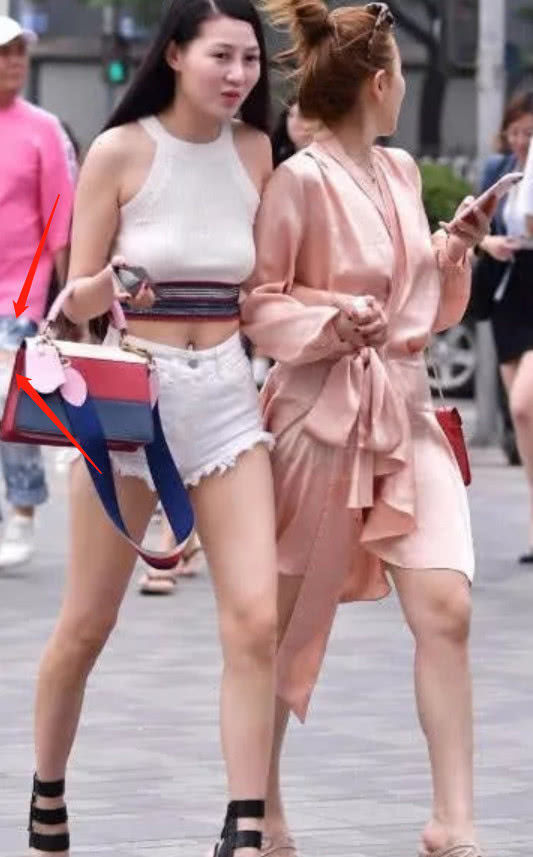 街拍|街拍小姐姐穿美衣逛街，却看到身后的大爷