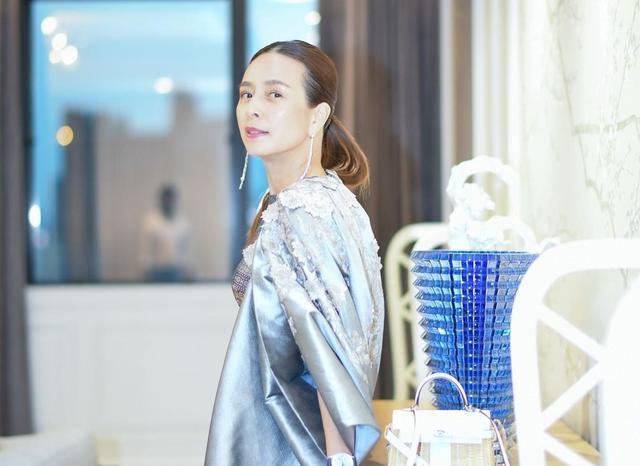 耳环 55岁“冻龄美人”伍伦盼, 戴流苏耳环仙气极了, 穿丝绸套装显贵气