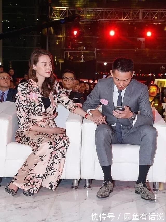 老婆|林丹带老婆现身，穿格纹西装帅气如男模，谢杏芳穿一身红裙好登对
