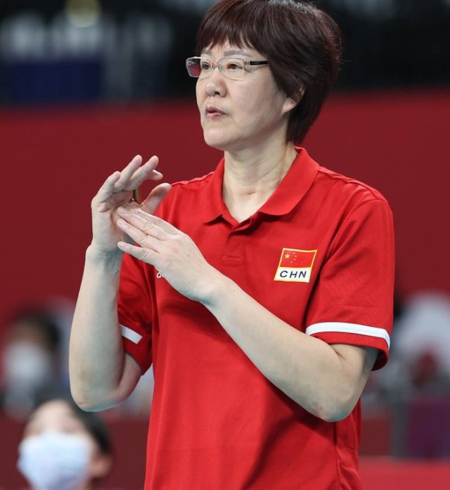 天才|女排天才毀約赴美深造，郎平鏡頭前哽咽聲明，宣布她被永久除名