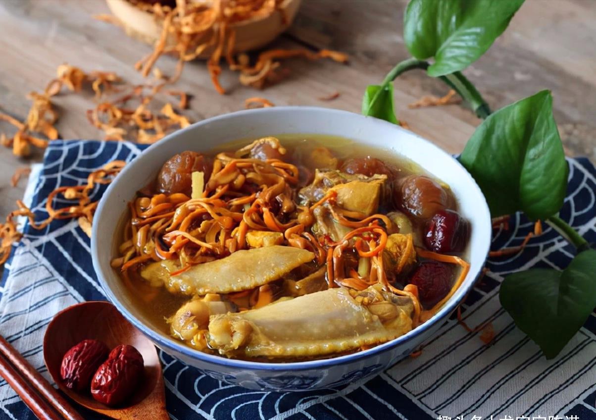 桂圆干|入秋宜温补,煮鸡汤加一点它,汤鲜味美补气血,女人多喝气色好