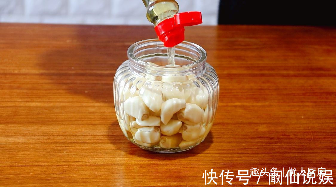 可口|腌腊八蒜,牢记3要3不要,大蒜个个碧绿,汤汁清澈,爽脆可口