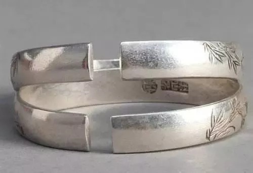 钢印|孩子满月时2000块买的银饰,没多久就氧化发黄?