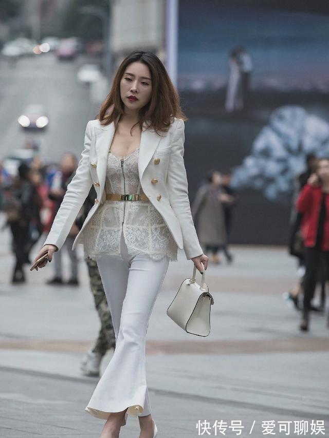 露脐装 时髦的穿着,露脐装,虽然很时髦,但它对身材的要求更严格