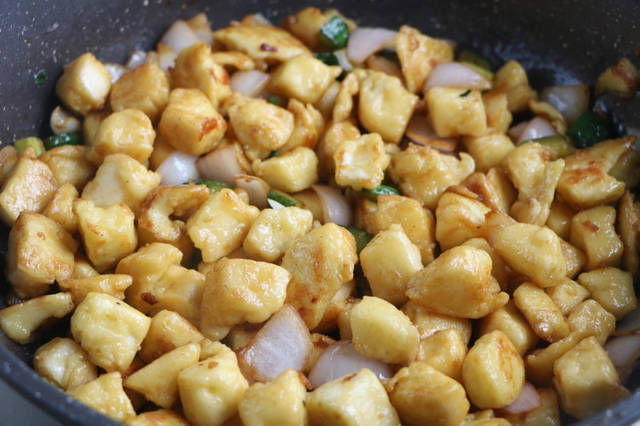 剩馒头别蒸着吃了,5分钟做成早餐,比肉还好吃,每次一锅吃精光