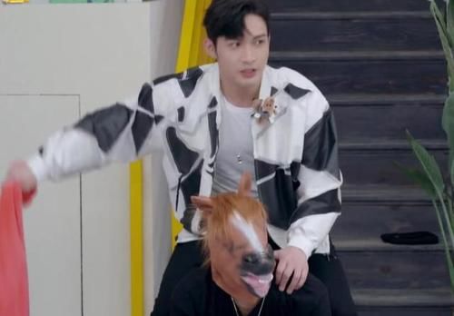 节目组|扮马被骑，王嘉尔为《拜冰7》付出太多，李雪琴都看不下去