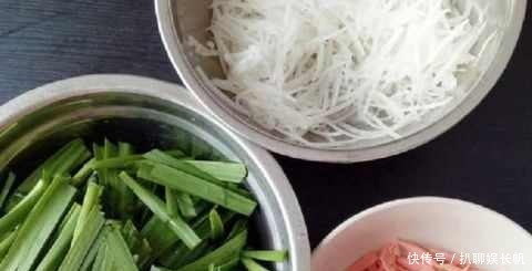 面皮|夏天饺子皮在我家这样吃 上锅一蒸就能吃 鲜香解嫩比凉皮香