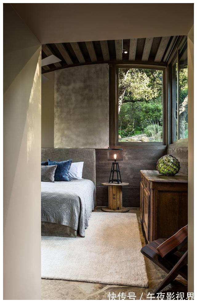 落地窗前|林中自建小别墅,弯曲的屋顶设计还是第一次见!入户就被客厅迷住