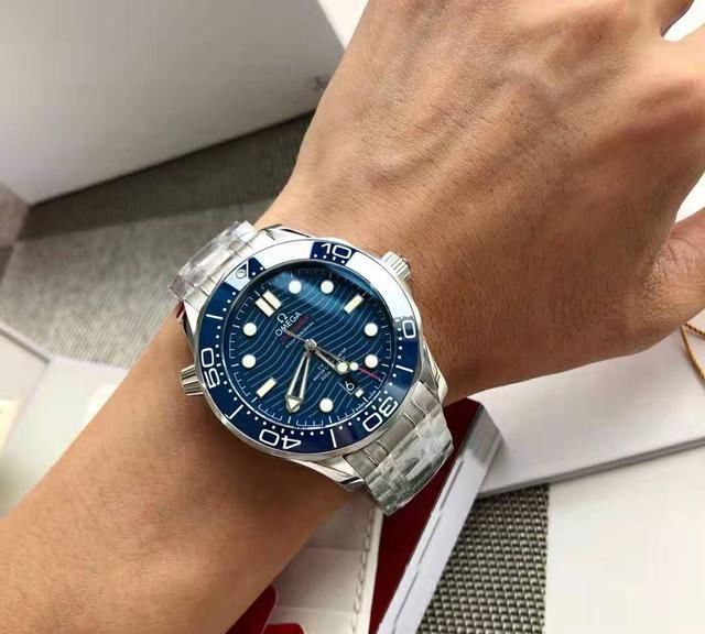 只差一万！欧米茄海马300和劳力士探险家一代，怎么选