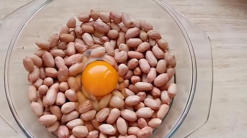 花生米中加1个鸡蛋，吃一次就忘不了，做法简单，年夜饭必备