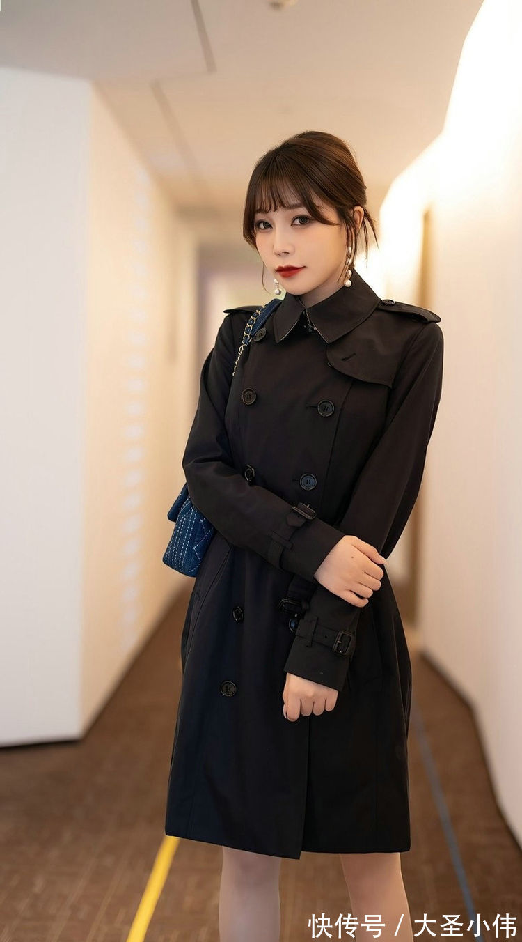 街拍|美女街拍:黑色的风衣是很经典的款式,穿起来会很显瘦,搭配高跟鞋更加漂亮